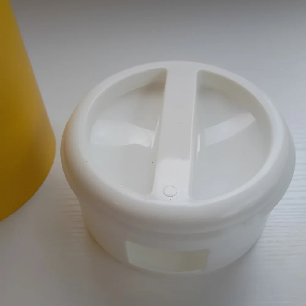 Vintage Rubbermaid 2445 Yellow 2 1/4 Quart Pitcher w/ Slotted White Lid